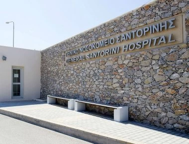 Ελλάδα «χώρα του φωτός»: Καναδός πλήρωσε 500€ για απλές αιματολογικές εξετάσεις στη Σαντορίνη!